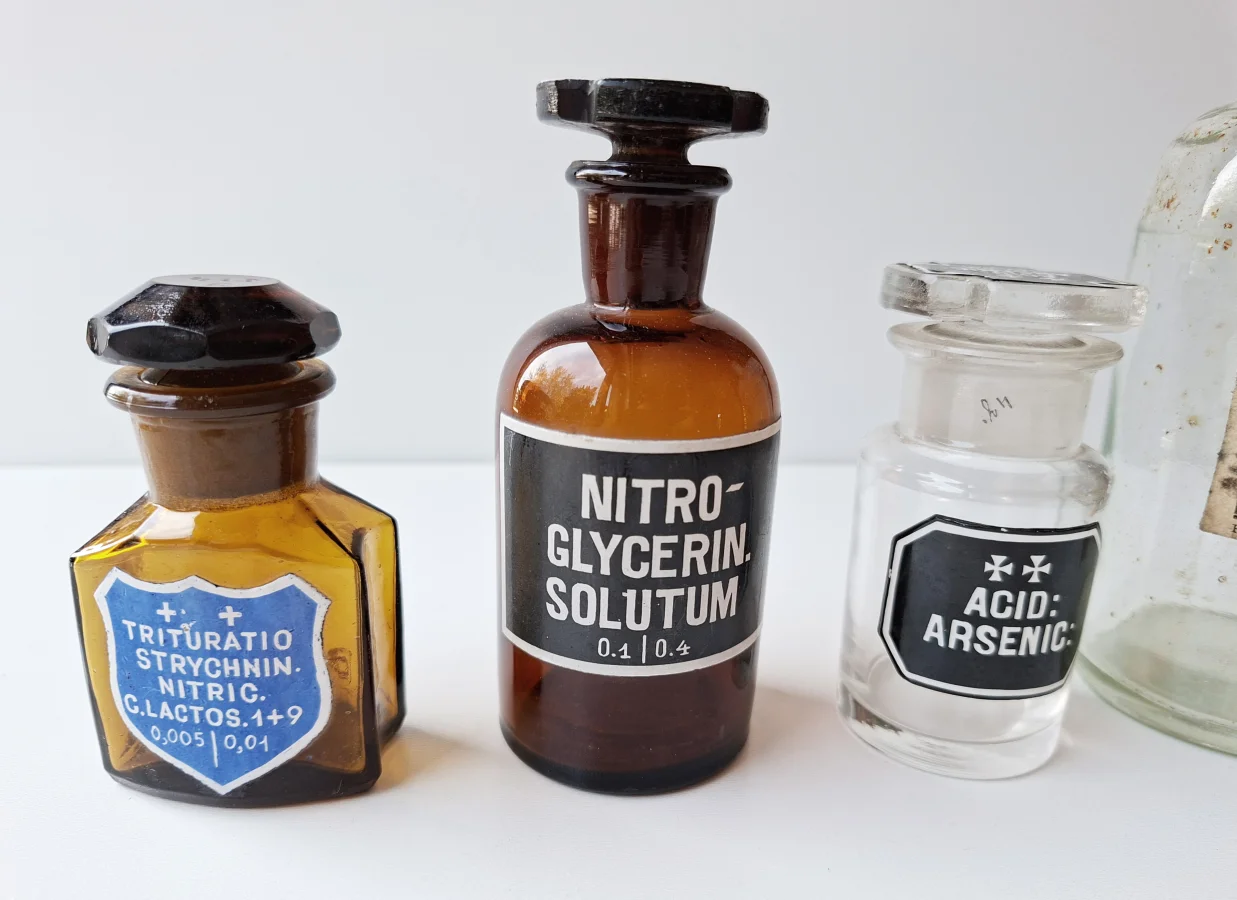 NAME_FR: Ensemble de Flacons d'Apothicaire / Pharmacie Anciens — 4 Pièces